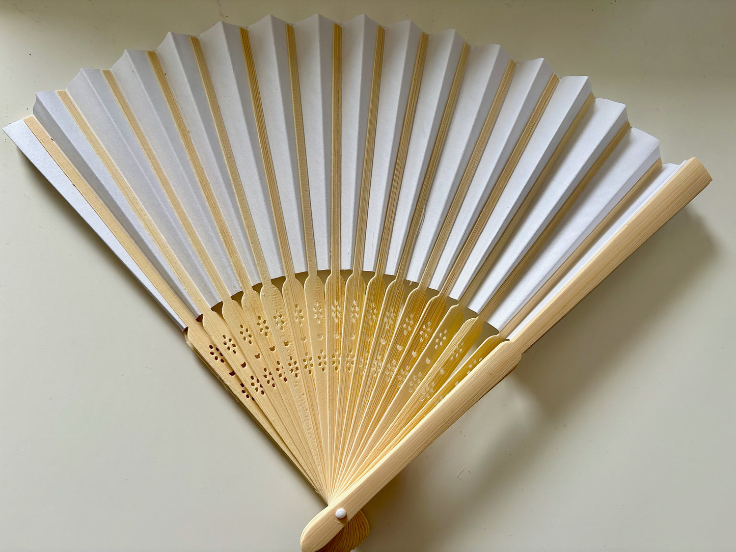 Eventail blanc/bois