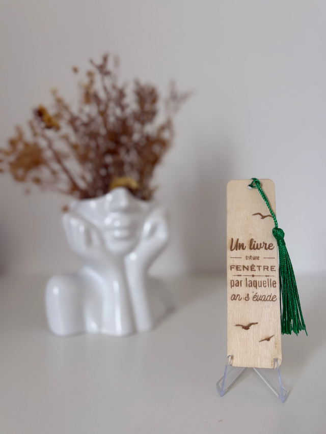 Marque page "Un livre est une fenêtre par laquelle on s'évade"