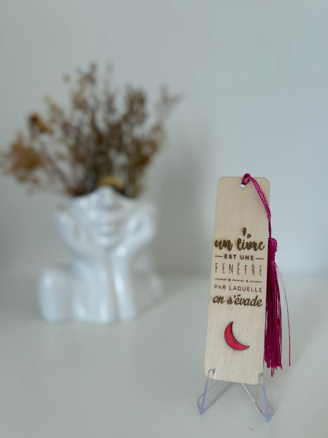 Marque page "Un livre est par laquelle une fenêtre on s'évade"