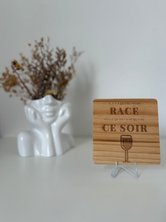 Sous verre "Il n'y a qu'une seule race celle qu'on va se mettre ce soir"